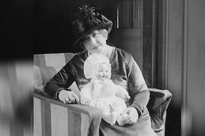 A los nueve años creó su primer prototipo, un cinturón con un soporte para el papel, después de ver a un hombre que se esforzaba por leer las noticias y llevar su compra al mismo tiempo.