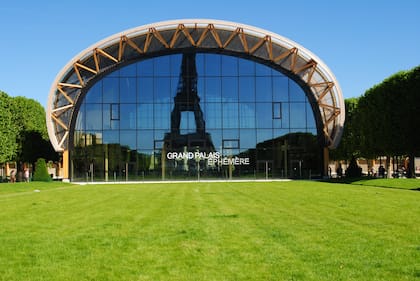 A los pies de la Torre Eiffel se encuentra el Grand Palais Éphémère, la atracción más novedosa que luce la ciudad. 