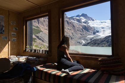 A los pies de un glaciar, el Puesto Cagliero ofrece una visión impactante.