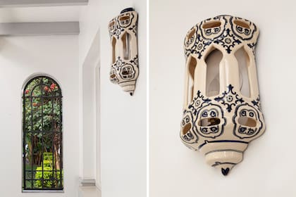 A los pisos de calcáreos se suman, como seña de identidad de Villa Vicuña, los faroles de la ceramista Yolanda Medina de Paterson.