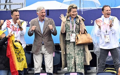 A los reyes de Bélgica no les importó mojarse. Ante la vista del público, alentaron sin cesar a su equipo