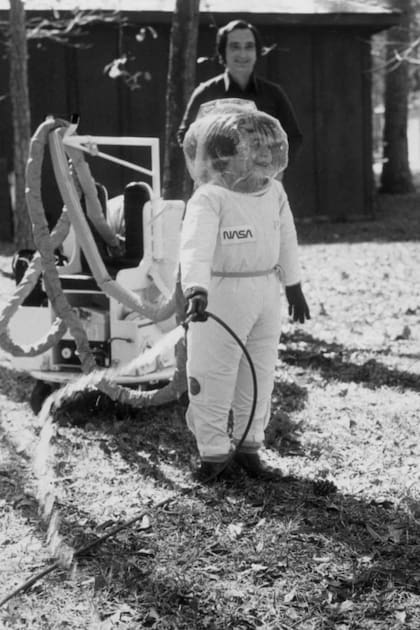 A los seis años, gracias a un traje elaborado en la NASA, el pequeño pudo abandonar la burbuja y conocer algo del mundo exterior