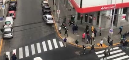 A los tiros: la batalla entre barras quedó registrado por vecinos de Avellaneda