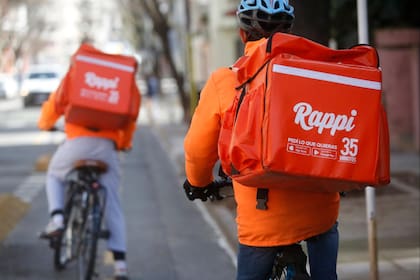 Los repartidores de Rappi se caracterizan por sus mochilas y trajes color naranja