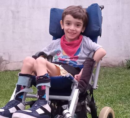 A los tres meses Valentino comenzó con las terapias: kinesiología y fonoaudiología. Era muy importante que tuviera una estimulación temprana,
acompañado de interconsultas con neurología y pediatría, entre otras especialidades médicas.