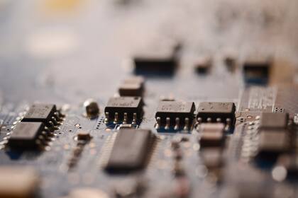 En el mundo escasean los microchips que se utilizan en la mayoría de las industrias tecnológicas.