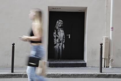 La chica triste en la puerta del boliche donde ocurrió el atentado en 2015 es una de las obras presuntamente pintadas por Banksy que aparecieron en los últimos días en París