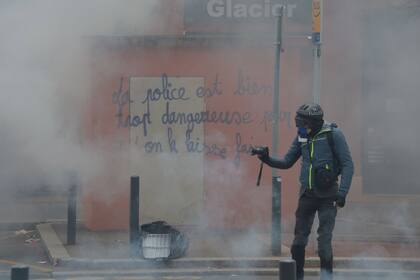 La policía lanzó gases lacrimógenos y reprimió con balas de goma 