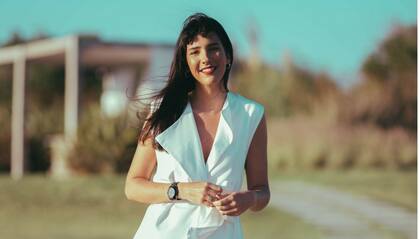 a maquilladora Rosario Cleris en bata; un look muy fresco para cubrirse del sol