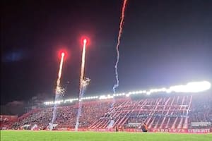 La situación de Independiente da como para todo: el ingenioso y mordaz canto de los hinchas de Argentinos