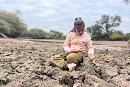 Es la única niña de su comunidad y su familia sufre las consecuencias del "agua mala"