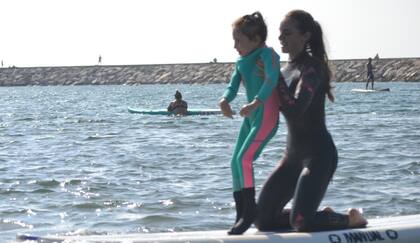 A Martina le encanta surfear.