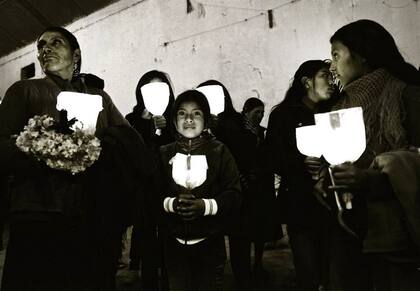 A media luz. Las doctrinas y los fieles avanzan en medio de las calles oscuras del pueblo, y muchos alumbran la noche con faroles armados con velas y papel de colores