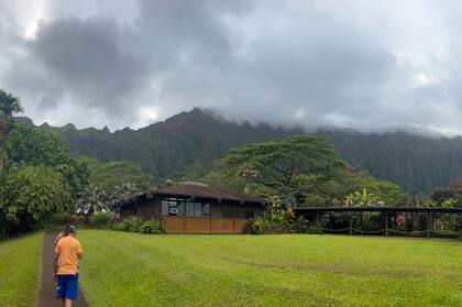 A mediados y finales del siglo XIX, Waikiki sirvió como un retiro de vacaciones para la realeza del reino de Oahu que existía entonces en Hawái. Luego, a finales de ese siglo, Estados Unidos comenzó a darse cuenta de la importancia militar estratégica de las islas hawaianas, estableciendo así bases militares en Pearl Harbor y el centro de Oahu.