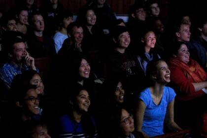A medida que el número de estudiantes crecía, el curso CS50 se tuvo que mover a un lugar mucho más amplio: el Teatro Sanders de Harvard