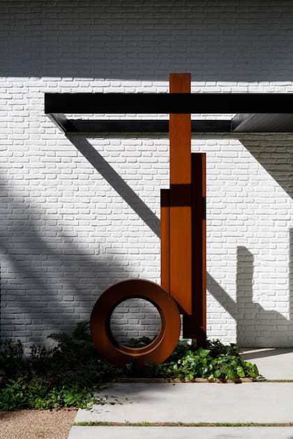 “A medida que fuimos despojando la fachada de la casa, haciéndola más minimalista, empezó a aparecer un estilo que no esperábamos, una onda japonesa que nos guió durante todo el proceso”, contaron las arquitectas Amy Martelli y Andrea Real, a cargo de la reforma.