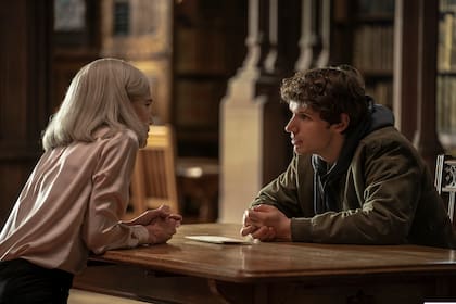 "a medida que la historia avanza, vemos que es una mujer que representa y al mismo tiempo abraza a esta enorme organización. Me fascinó el hecho de que sea a la vez defensora y víctima de ella, porque forma parte desde que era muy joven. Quiere creer que es algo bueno, pero tiene dudas", dice sobre Helen, su personaje en la serie