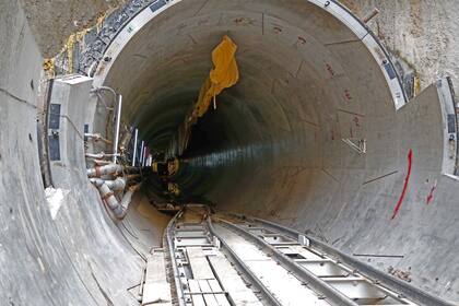 A medida que la tunelera se adentra en el subsuelo, se colocan las paredes del túnel con anillos conformados por estructuras de hormigón.