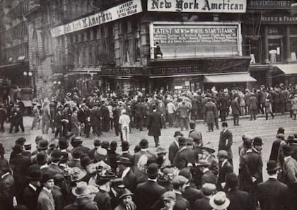 A medida que los informes llegaban a Nueva York, en abril de 1912, la gente se congregaba en torno a los tableros de anuncios de los diarios