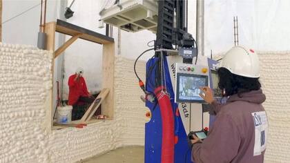 A medida que se agregan las capas de poliuretano se ponen los marcos de las puertas y ventanas