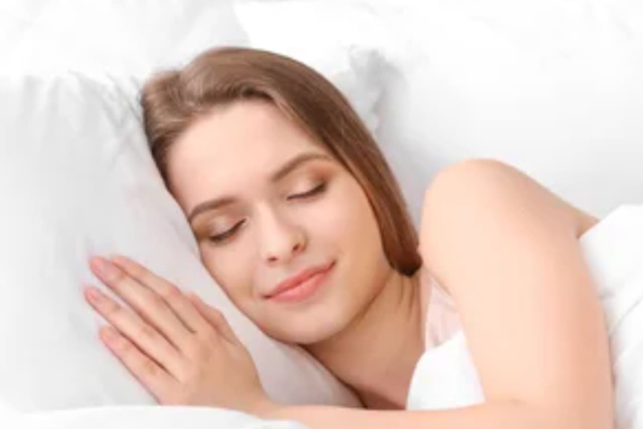 Persona durmiendo en postura relajada con luz tenue