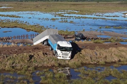 A menos de 20 metros, ahora que el agua acumulada bajó, se ve el Gol Trend gris en el que un matrimonio viajaba con dos niñas de 1 y 5 años, aun desaparecidas