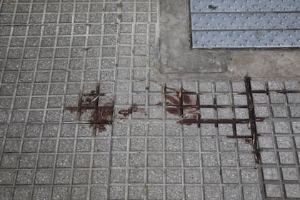 A metros de la avenida Córdoba: una mujer de 87 años tropezó en la vereda, se cayó y murió 