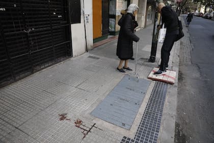 A metros de la avenida Córdoba: una mujer de 87 años tropezó en la vereda, se cayó y murió 