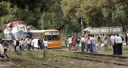 A metros de la estación Otamendi, un tren carguero embistió ayer por la mañana a un colectivo escolar que trasladaba a casi 90 chicos