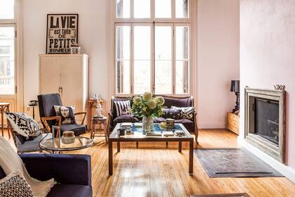 A metros de las cuadras más pintorescas de avenida Caseros y del Parque Lezama, se encuentra el departamento que Fernando reformó y decoró para darle su impronta cálida y artesanal