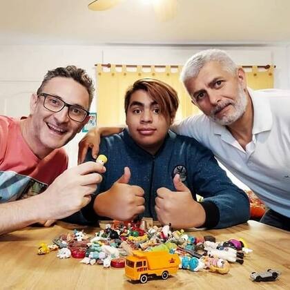 A mis papás todavía los llamo "Papino" y "Papucho" y ellos todavía se refieren a mí como "hijito"