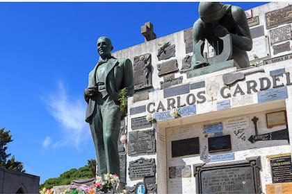 A modo de homenaje, muchos visitantes colocan cigarrillos encendidos en el brazo de la estatua de Gardel