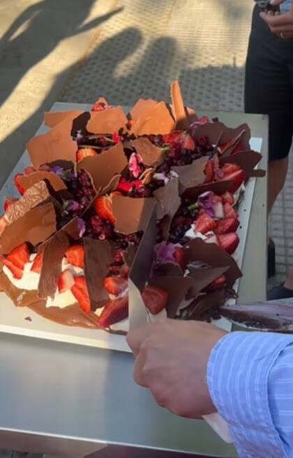 A modo de inauguración, los hijos de Maru Botana prepararon una torta de chocolate en la calle