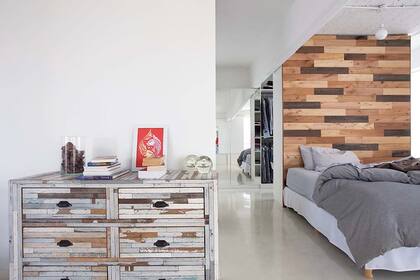 A modo de recibidor, un mueble de maderas patinadas comprado en San Telmo