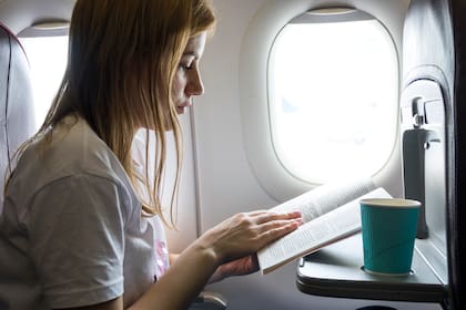 A muchas personas el mantenerse entretenidas con una lectura, una película o con trabajo las ayuda a dejar de tener pensamientos negativos durante el vuelo