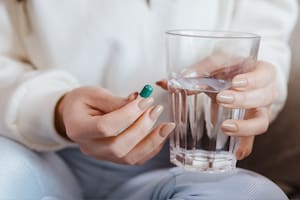 Un estudio reveló por qué los medicamentos se deben tomar sí o sí con agua