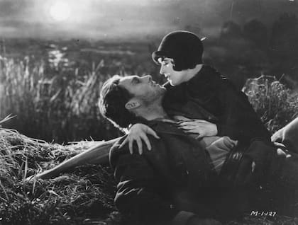 A Murnau siempre le interesaron los contrastes entre la ciudad y el campo y las tensiones que existían entre la superficie y las profundidades, 

Foto: British Film Institute.