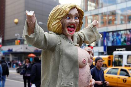 En la Union Square de Nueva York, una estatua de Hillary con sus pechos al aire