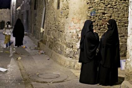 A nivel de la calle, los edificios a menudo no tienen ventanas debido a que se usan como refugios para animales o espacios de trabajo