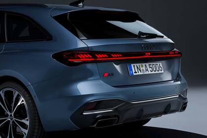 A nivel diseño exterior, la silueta es más redondeada y curvada, la parrilla es más plana y ancha y cuenta con una nueva banda luminosa.