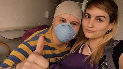 A nivel médico, para llegar al trasplante tuvo que pasar por tres internaciones de una semana cada una donde le aplicaron una quimioterapia mucho más fuerte que la del protocolo de los seis meses.