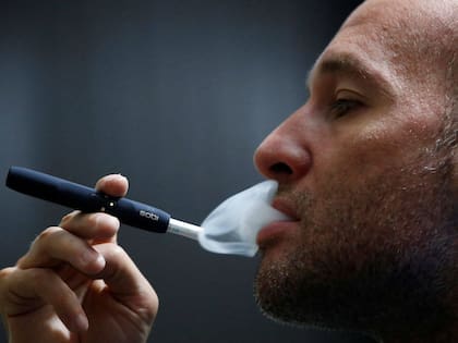 A nivel mundial, con mil millones de fumadores y pocas expectativas de reducción, la industria tabacalera impulsa el cambio hacia alternativas menos dañinas como IQOS, que reduce un 95% de sustancias nocivas, según Philip Morris