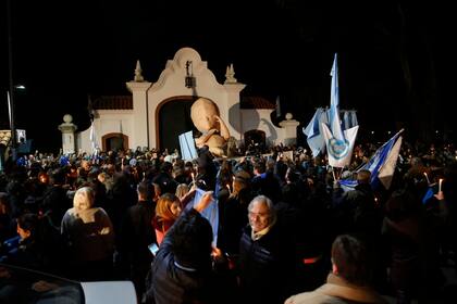 A nueve días del tratamiento del proyecto, manifestantes de las organizaciones ProVida se concentraron frente a la Quinta de Olivos