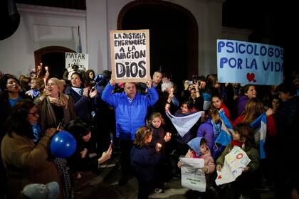 A nueve días del tratamiento del proyecto, manifestantes de las organizaciones ProVida se concentraron frente a la Quinta de Olivos
