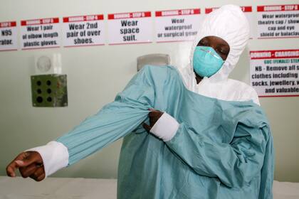Los profesionales de la salud que atiendan a casos confirmados o sospechosos corren mayor riesgo de infectarse; en la imagen, una enfermera del Hospital de Enfermedades Infecciosas de Harare, Zimbabwe