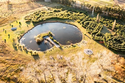 A orillas de una laguna, está en la estancia La Cinacina