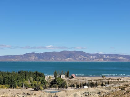 A orillas del lago Musters, el pueblo de Sarmiento es otro desde la llegada del viñedo más austral del mundo.