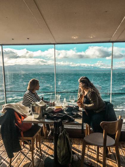 A orillas del Nahuel Huapi, Almado Vistabar, ofrece las cuatro comidas con vistas panorámicas