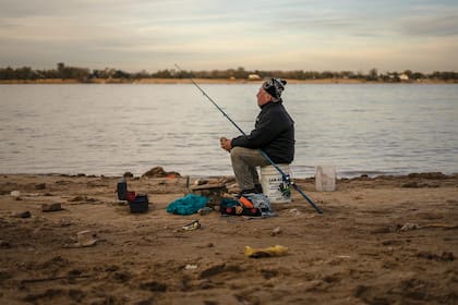 A orillas del Paraná, en Rosario. En algunas zonas del Litoral aún no se prohibió la pesca.
