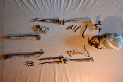 Estos restos, muestran que esta mujer fue enterrada durante el periodo neolítico, hace más de 5.000 años, en posición de cuclillas, una de las formas más antiguas de entierro de los muertos